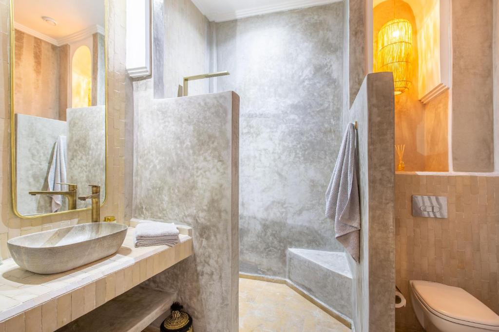 une salle de bain avec un lavabo et une douche dans l'établissement Dar KAJAM -Privatized Riad -10mn from Jamaa Al Fna, à Marrakech 19 autres photos