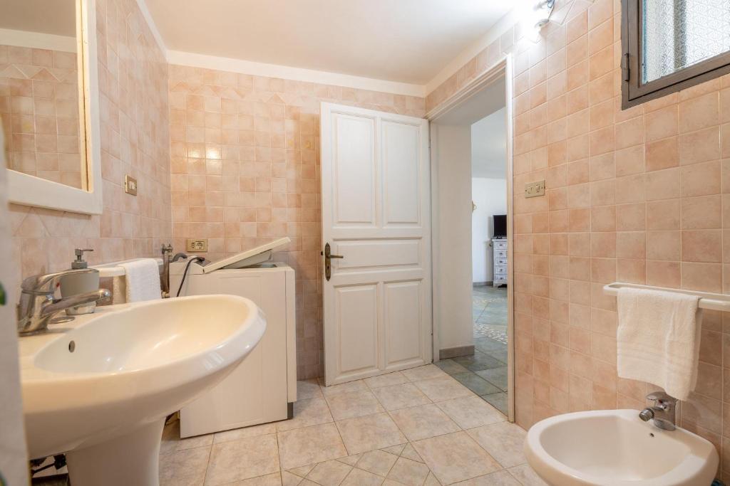 une salle de bain avec un lavabo et des toilettes dans l'établissement Sun Beach Villa, à Marina di Mancaversa