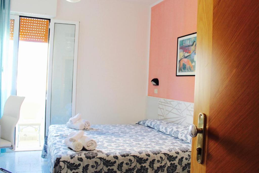 une chambre avec un lit avec des serviettes dessus dans l'établissement Hotel President, à Cesenatico