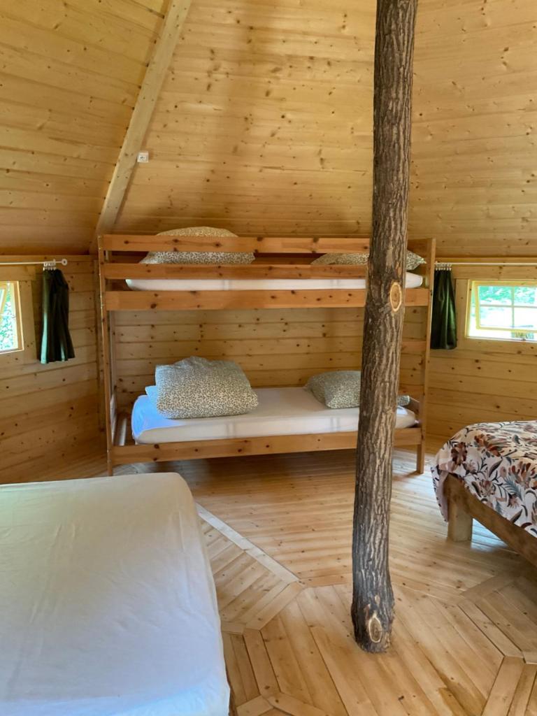 - une chambre avec 2 lits superposés dans une cabane en rondins dans l'établissement Les cabanes de la palombière, à Allons
