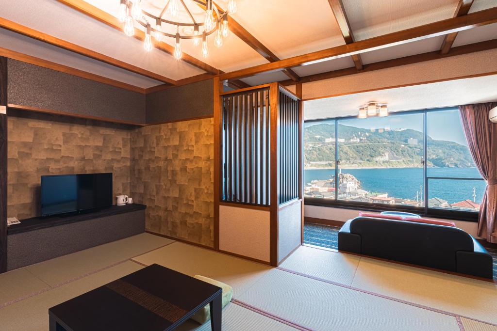 un salon avec vue sur l'océan dans l'établissement Inatori Akao Hotel, à Higashiizu