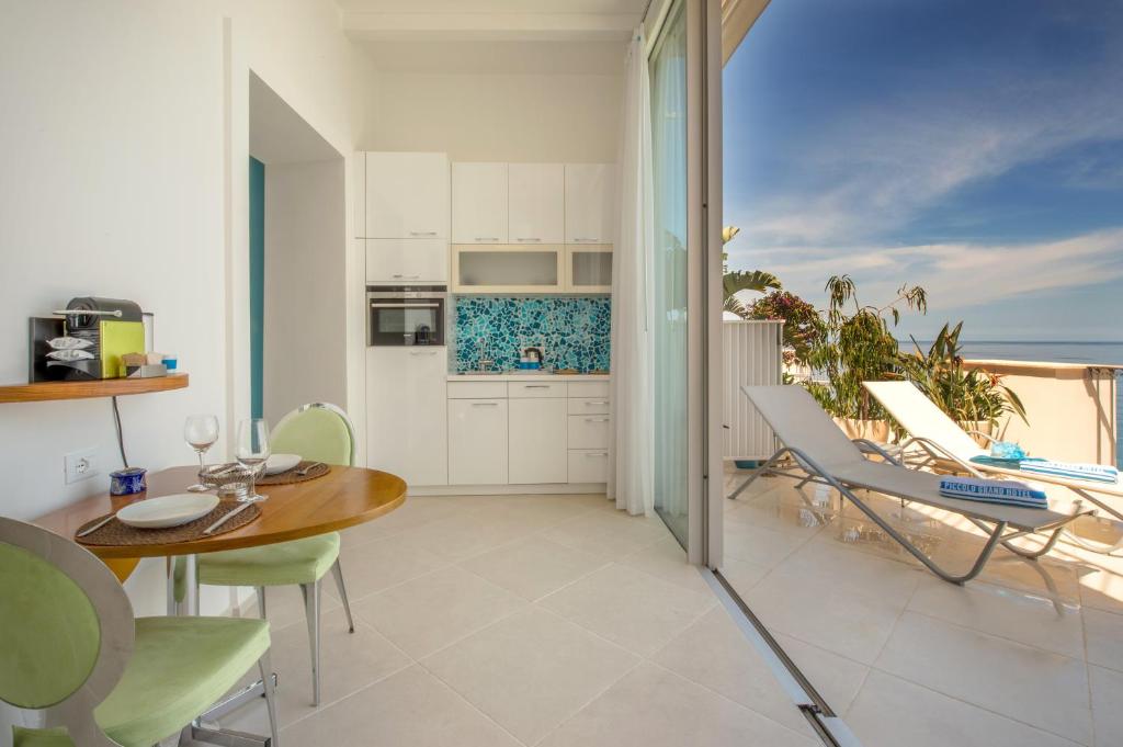 - une cuisine et une salle à manger avec vue sur l'océan dans l'établissement Piccolo Grand Hotel, à Pizzo