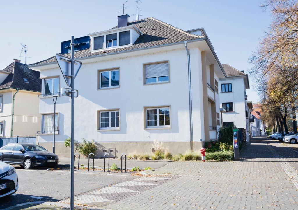 Charmant appartement avec terrasse dans villa 6