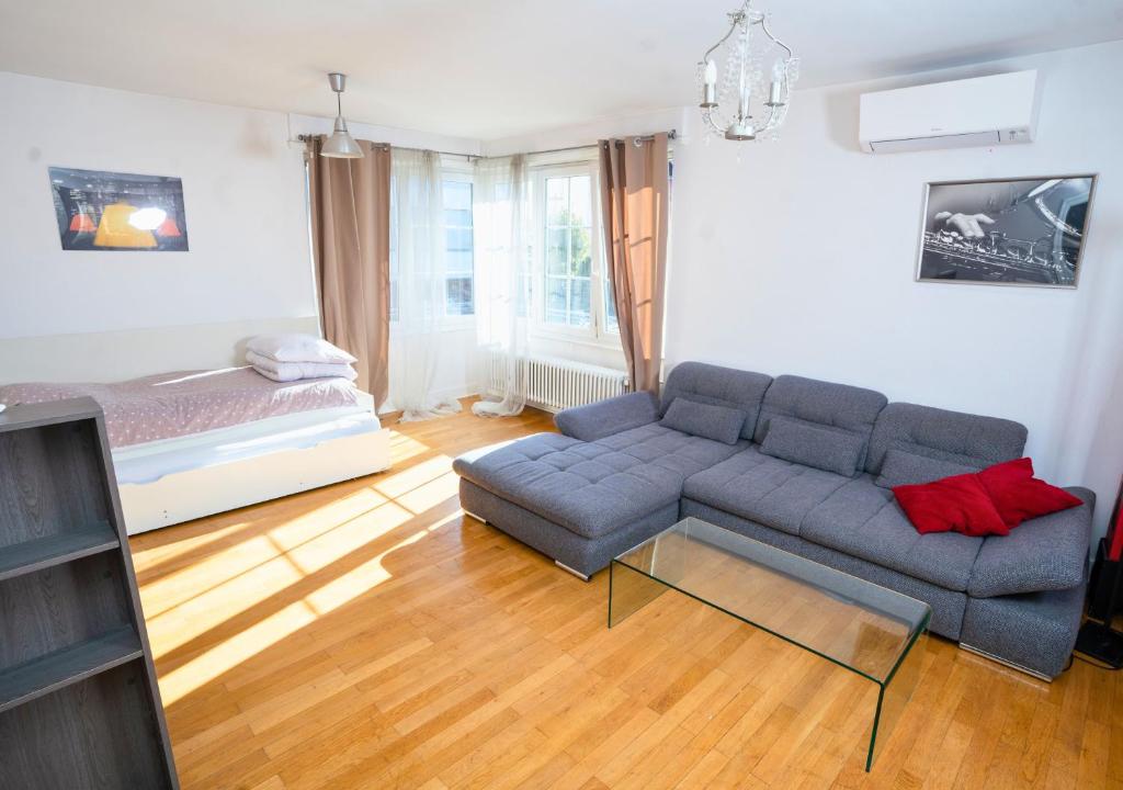 Charmant appartement avec terrasse dans villa 7