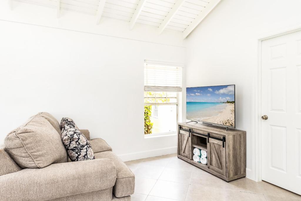 Tropical Bottle Creek Getaway with Kitchen, Free WiFi & On-Site Parking