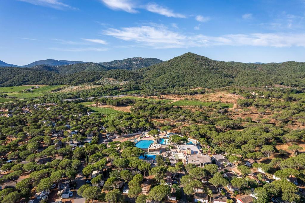 - une vue aérienne sur un village dans les montagnes dans l'établissement Camping les Cigales, au Muy