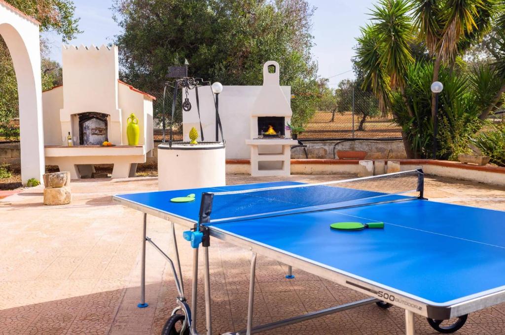 - une table de ping-pong dans la cour avec cheminée dans l'établissement Villa Olivier by Villa Plus, à Carovigno