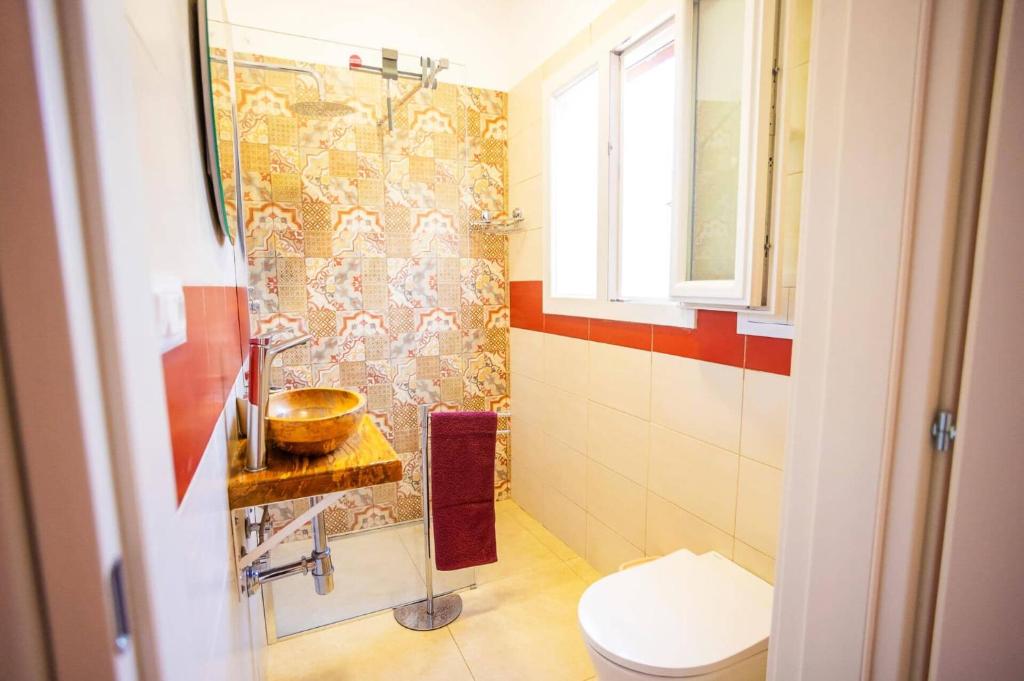 une salle de bain avec toilettes et lavabo dans l'établissement Villa Olivier by Villa Plus, à Carovigno
