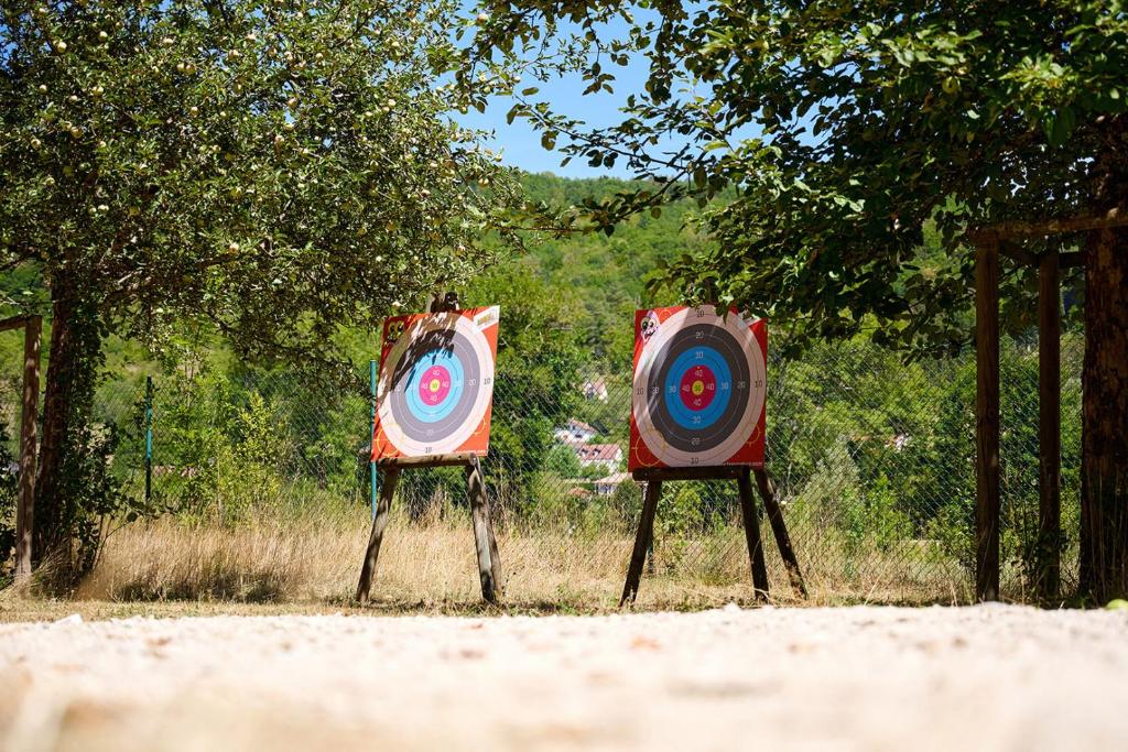 Deux cibles sont assises sur des bancs de sable dans l'établissement Glamping Ornans, à Ornans