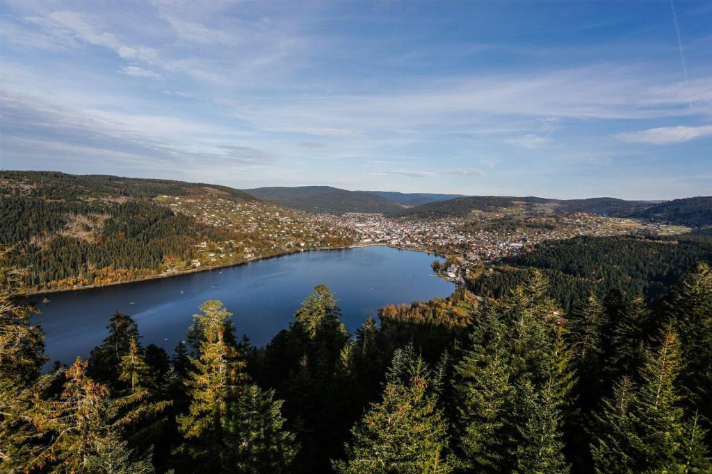 - une vue aérienne sur un lac dans les montagnes dans l'établissement Glamping the Vosges, à Corcieux 25 autres photos