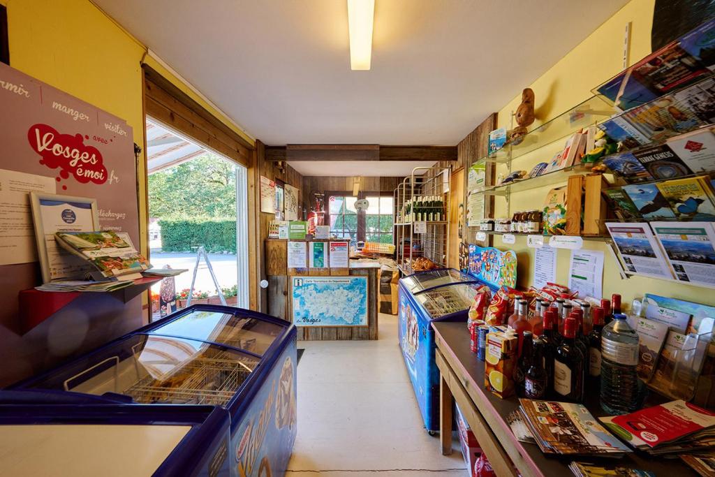 un magasin avec plusieurs comptoirs dans un local dans l'établissement Glamping the Vosges, à Corcieux