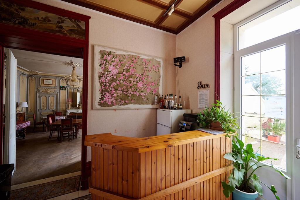 - une cuisine avec un comptoir et une table dans une pièce dans l'établissement Glamping Loire Valley, à Ingrandes