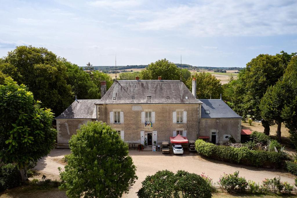 - une vue aérienne sur une vieille maison arborée dans l'établissement Glamping Loire Valley, à Ingrandes 26 autres photos