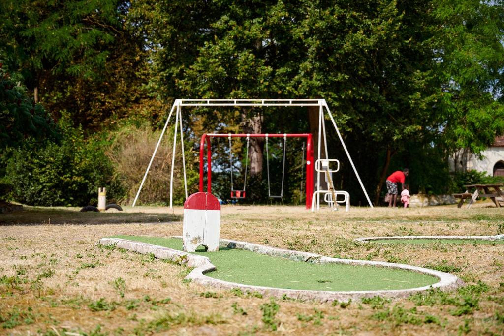 - une aire de jeux avec balançoire dans un parc dans l'établissement Glamping Loire Valley, à Ingrandes