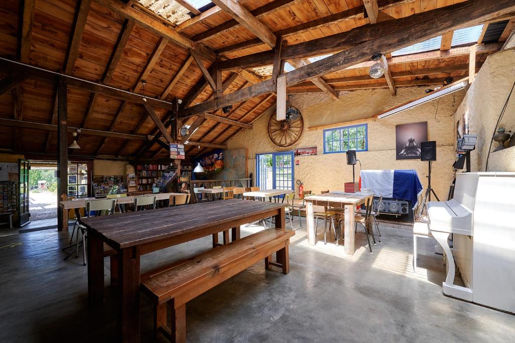Cette grande chambre dispose d'une table et de chaises en bois. dans l'établissement Glamping Dordogne, à Douville