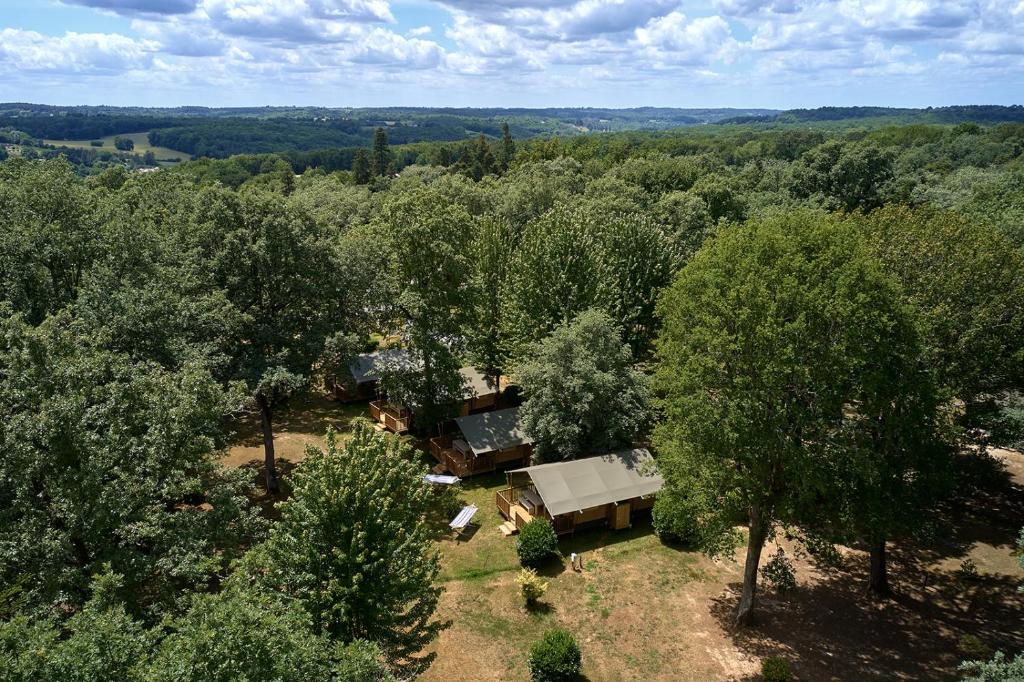 une vue aérienne sur une maison dans les arbres dans l'établissement Glamping Dordogne, à Douville 31 autres photos