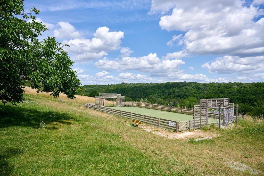 - un court de tennis sur une colline dans un champ dans l'établissement Glamping Dordogne, à Douville