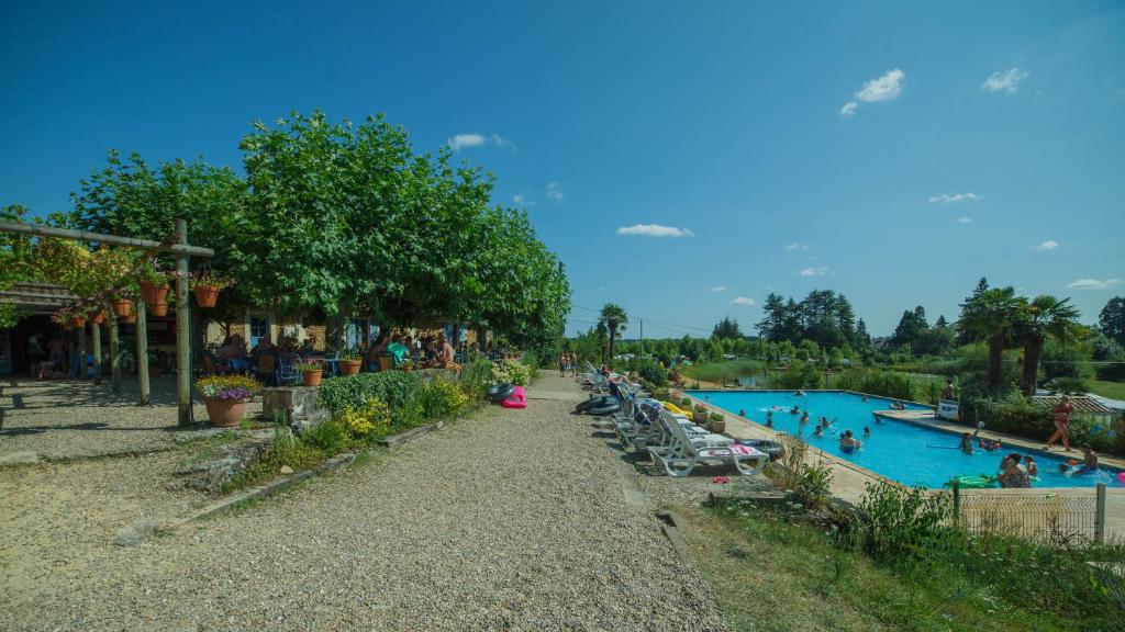 - un groupe de personnes dans une piscine d'un parc aquatique dans l'établissement Glamping Dordogne, à Douville