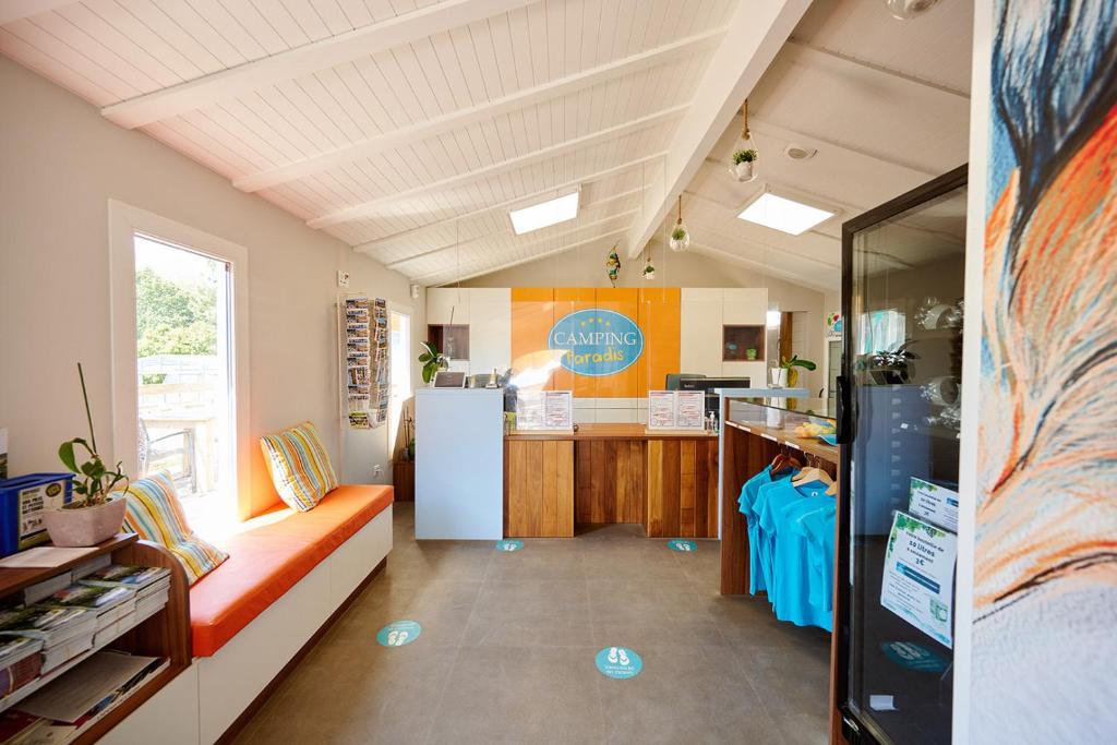 Cette chambre comprend un comptoir et un réfrigérateur. dans l'établissement Glamping Vendée, à Saint-Julien-des-Landes