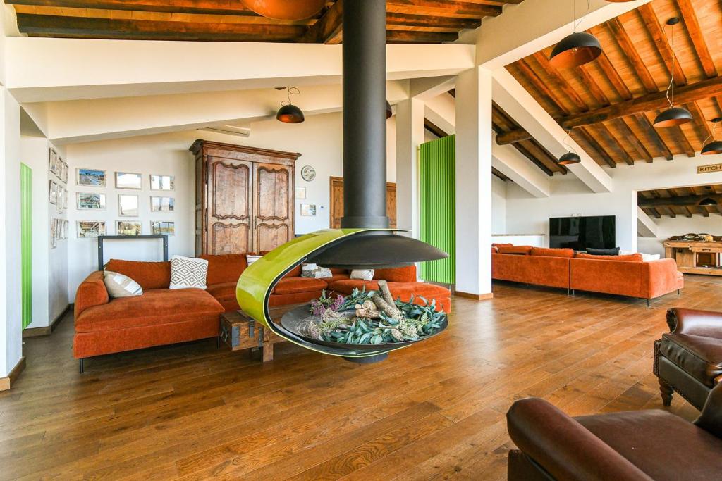 - un salon avec une cheminée au milieu dans l'établissement Villa Il Girasole, à Parrano