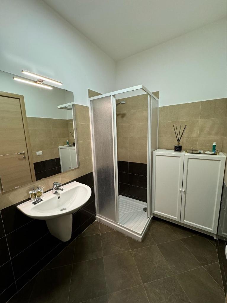 une salle de bain avec douche et lavabo dans l'établissement Samarè Rooms & Apartments, à Bisceglie