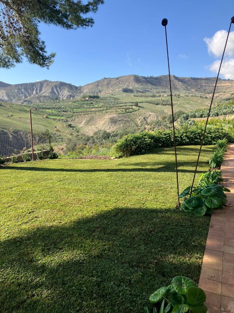 Elle offre une vue sur une pelouse avec des montagnes en arrière-plan. dans l'établissement Tenuta Coco, à Centuripe