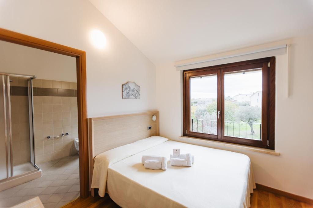 - une chambre avec un lit, une douche et une fenêtre dans l'établissement Magnificat Hotel&Resort, à Canosa Sannita 42 autres photos