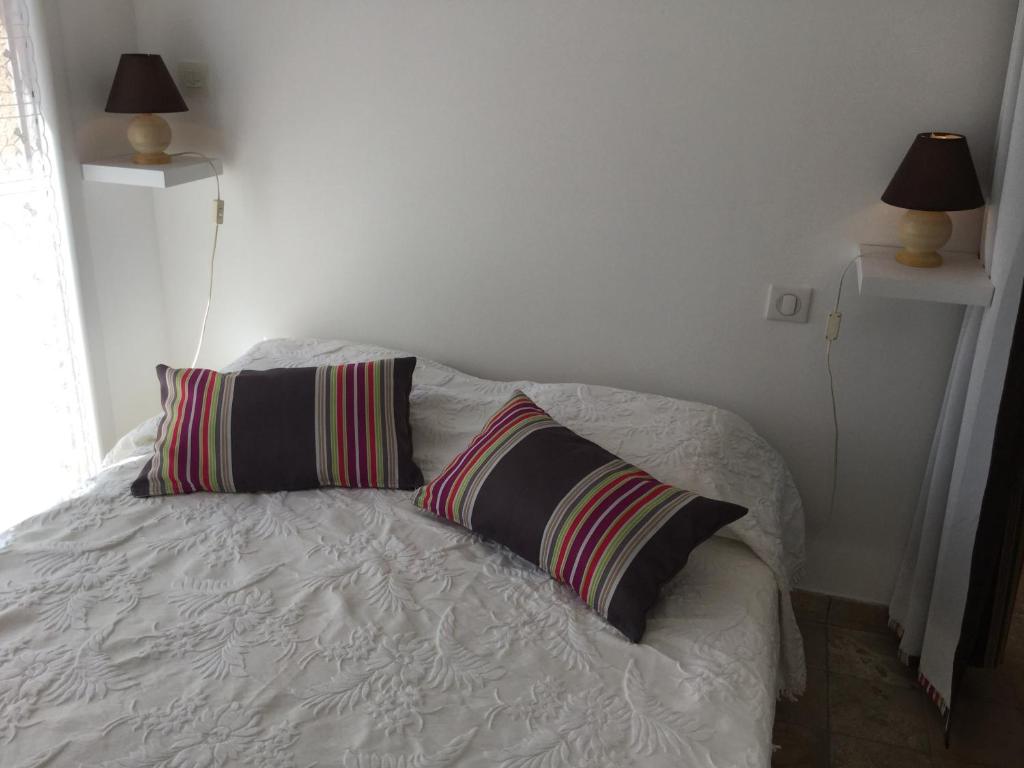 une chambre avec un lit avec deux oreillers dessus dans l'établissement pretty gite with pool in cavaillon, beautiful view on the luberon mountains, 4 people., à Cavaillon
