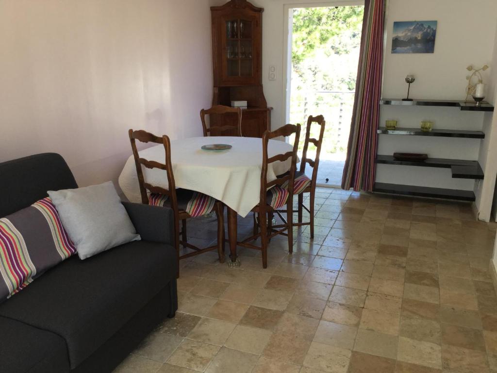 un salon avec une table, des chaises et un canapé dans l'établissement pretty gite with pool in cavaillon, beautiful view on the luberon mountains, 4 people., à Cavaillon