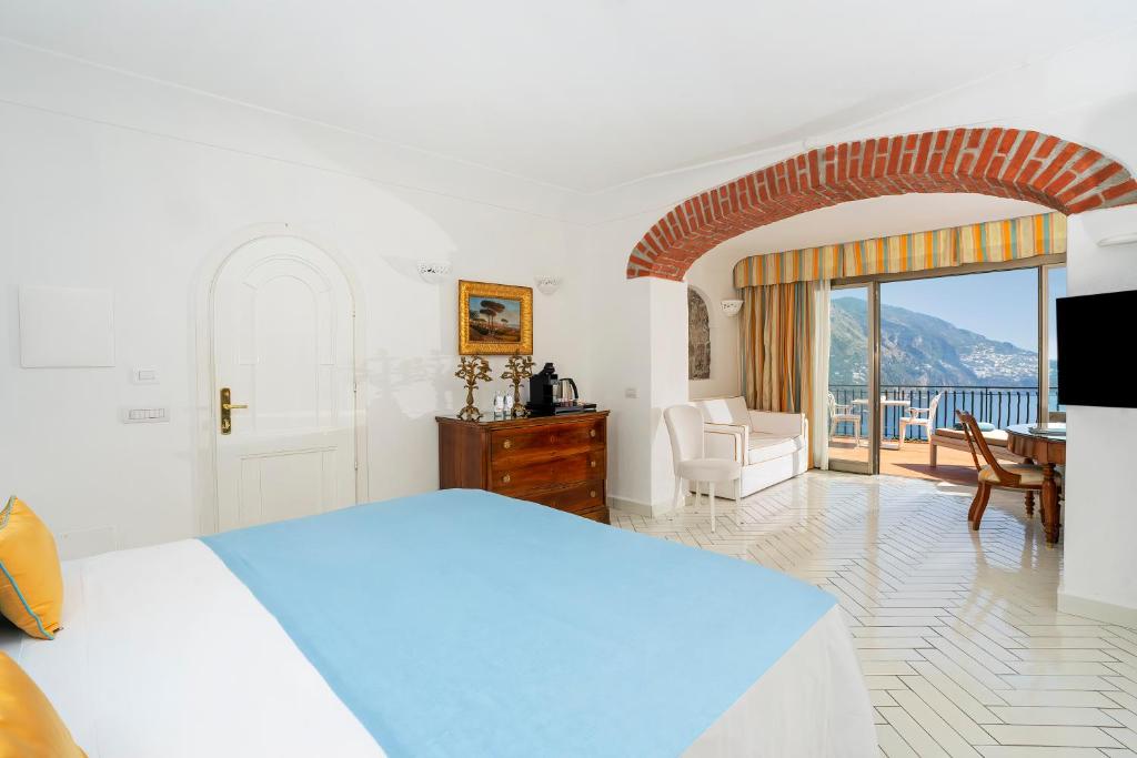 une chambre avec un lit et une chambre avec vue dans l'établissement Hotel Le Agavi, à Positano
