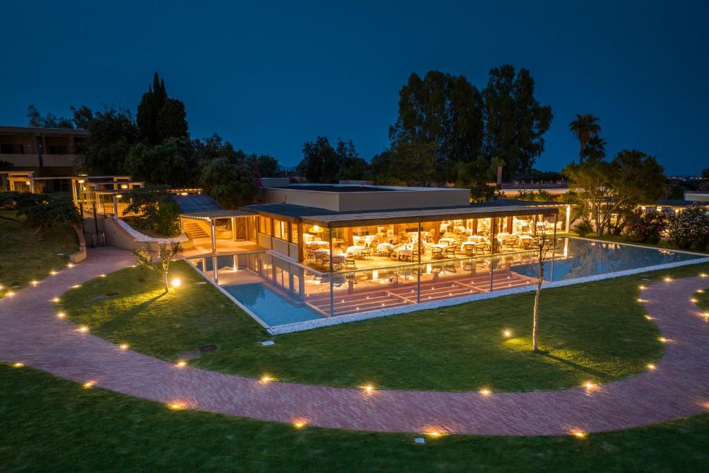 un bâtiment éclairé la nuit avec des lumières dans l'établissement Is Molas Resort, à Pula 80 autres photos