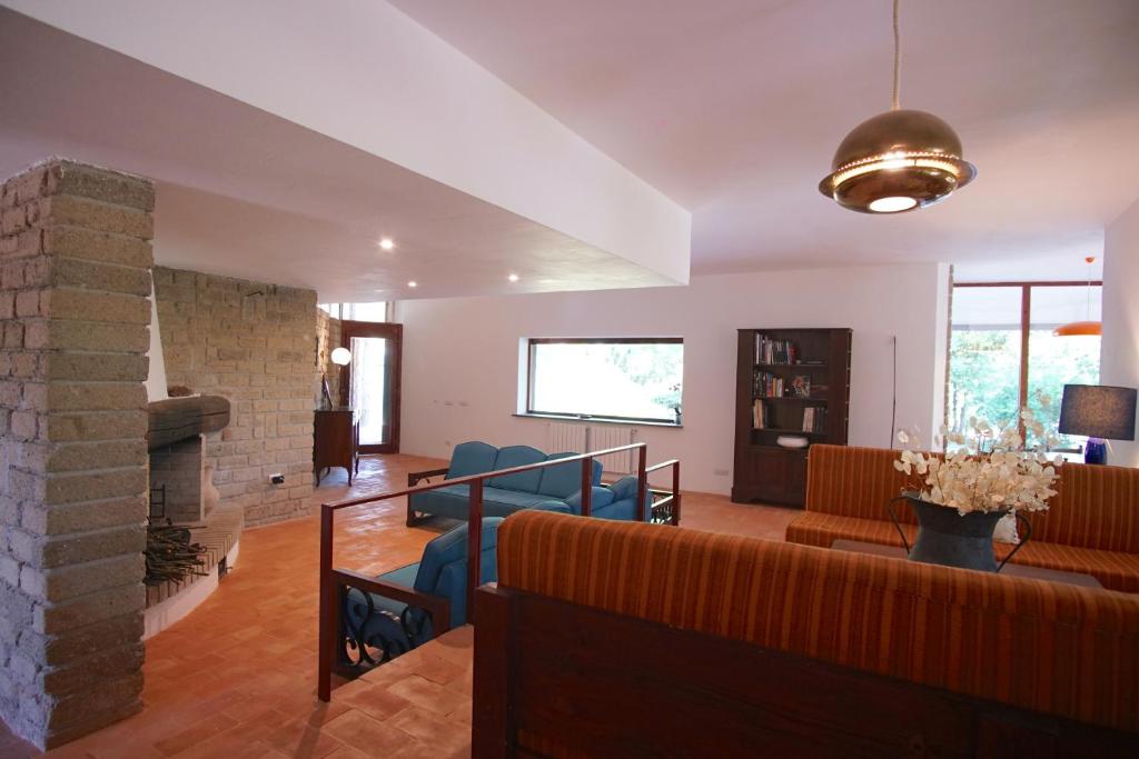 un salon avec un canapé et une cheminée dans l'établissement Villa Le Fate - tra mare e lago, à Sambuco