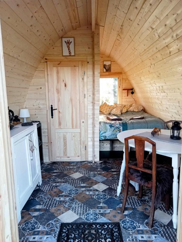 une chambre avec une table et un lit dans l'établissement Safaripod Les Pourettes, à Feusines