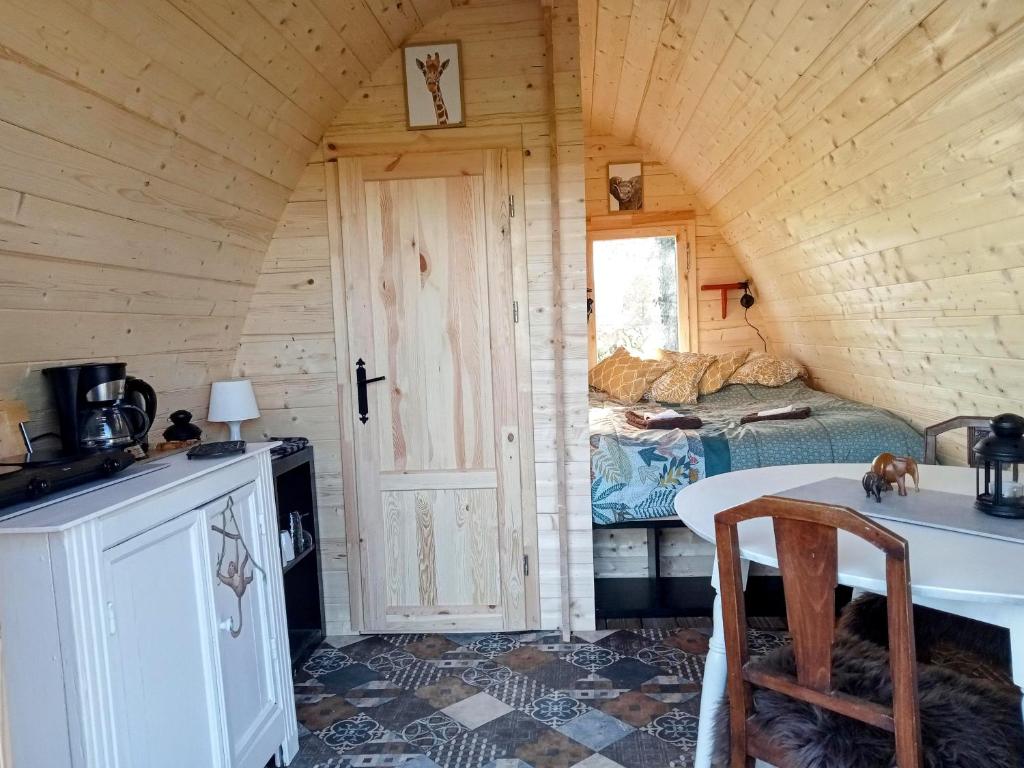 - une chambre avec un lit et une table dans l'établissement Safaripod Les Pourettes, à Feusines