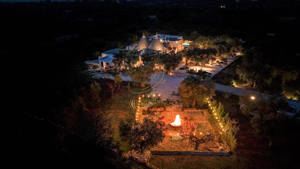 - une vue sur le jardin la nuit dans l'établissement TD Marlù Luxury Trulli Experience with Stunning Pool, à Castellana Grotte 37 autres photos