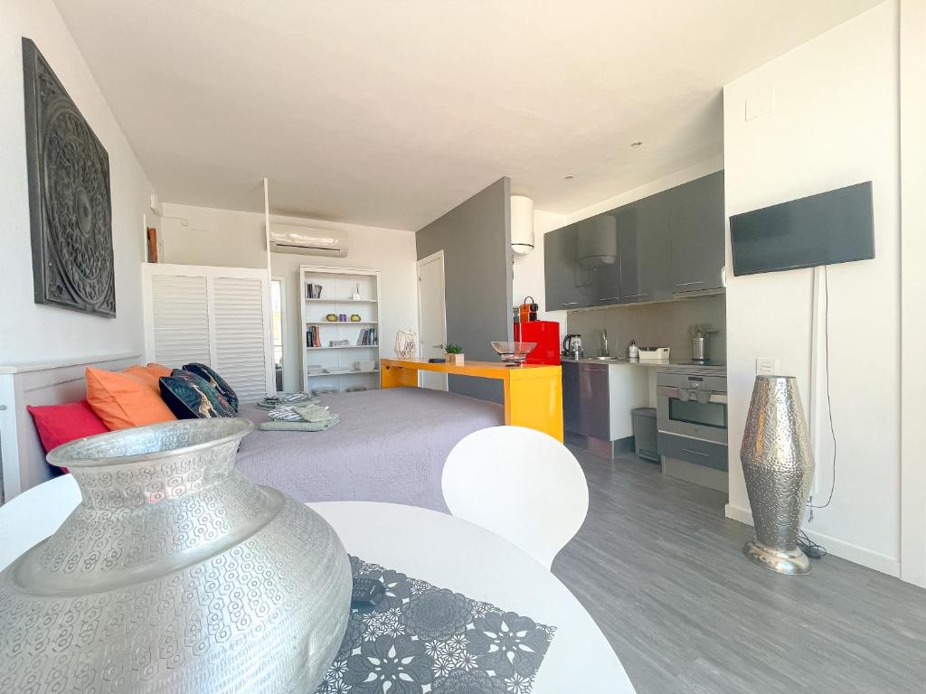 Unique studio Apartment with amazing terrace Sitges centre beach 4