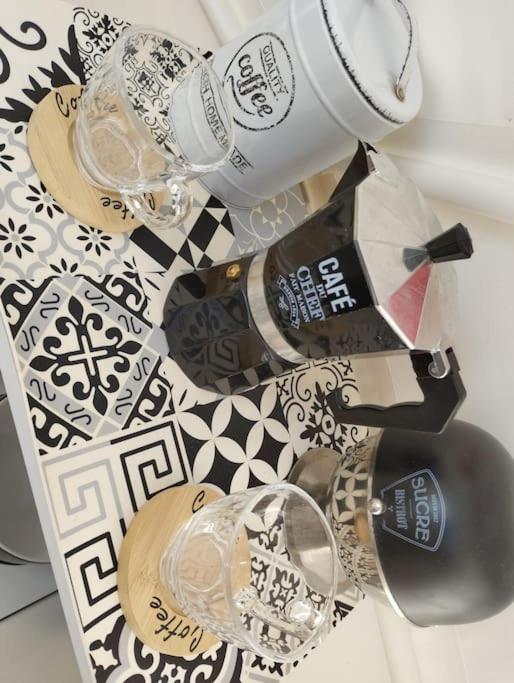 un groupe de verres à vin assis sur une table dans l'établissement Dôme de l'Arriou, à Ourde
