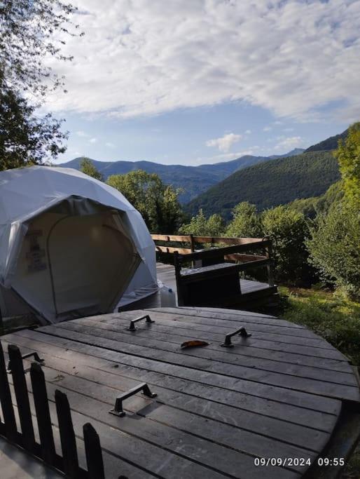 - une table en bois avec des oiseaux et une tente dans l'établissement Dôme de l'Arriou, à Ourde 10 autres photos