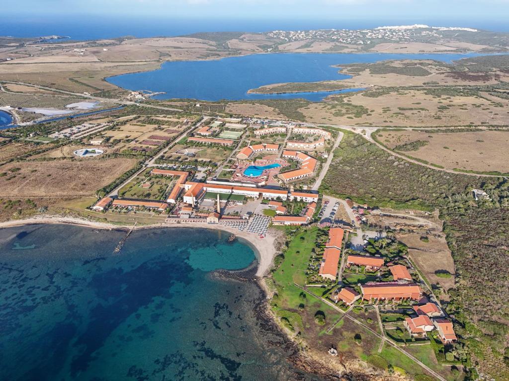 une vue aérienne d'un complexe hôtelier près de l'eau dans l'établissement Le Tonnare di Stintino - Beach Resort, à Stintino