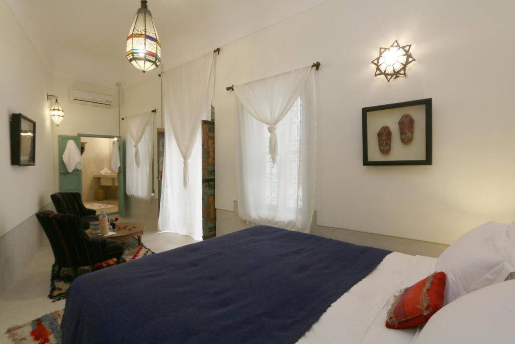 une chambre avec un grand lit et une fenêtre dans l'établissement Riad Dar Ayur, à Marrakech