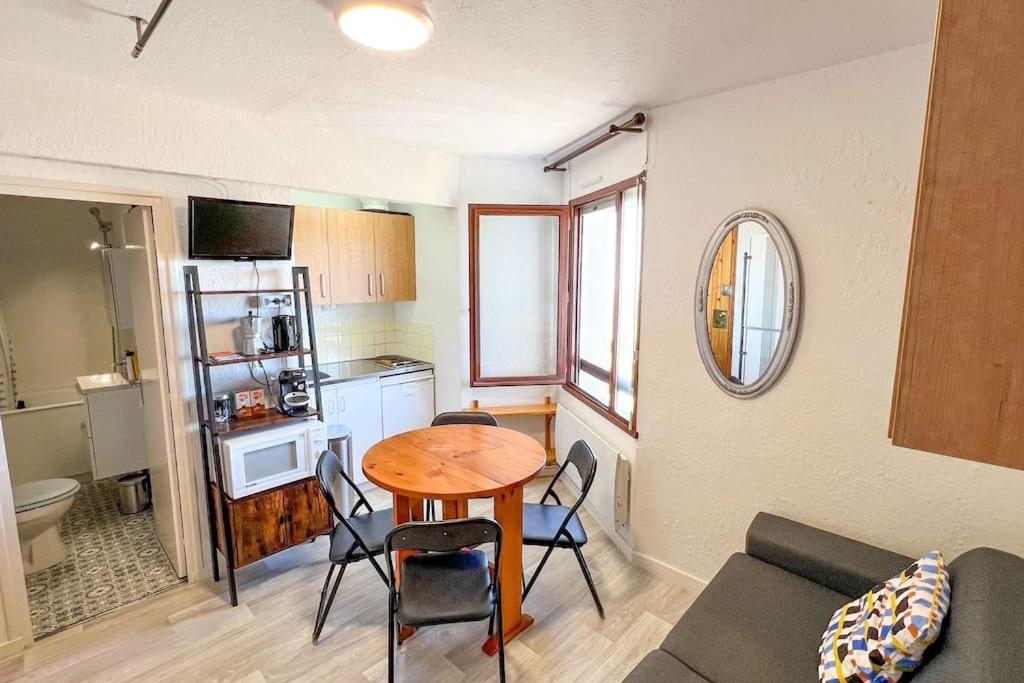 un salon avec une table et une cuisine dans l'établissement Cocon montagnard accès direct aux Pistes et GR10, à Arette 4 autres photos