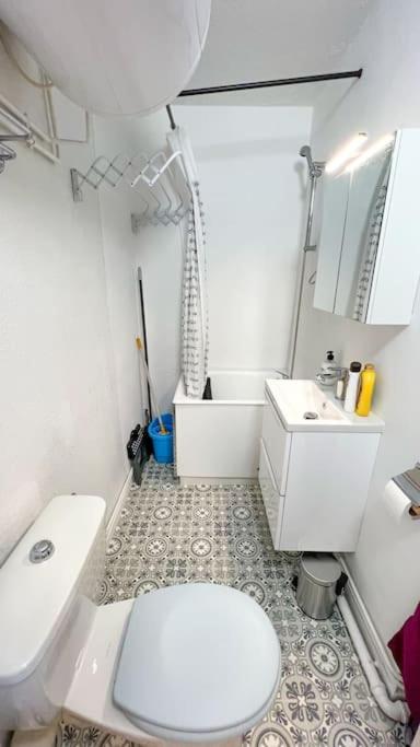 une salle de bain blanche avec des toilettes et un lavabo dans l'établissement Cocon montagnard accès direct aux Pistes et GR10, à Arette
