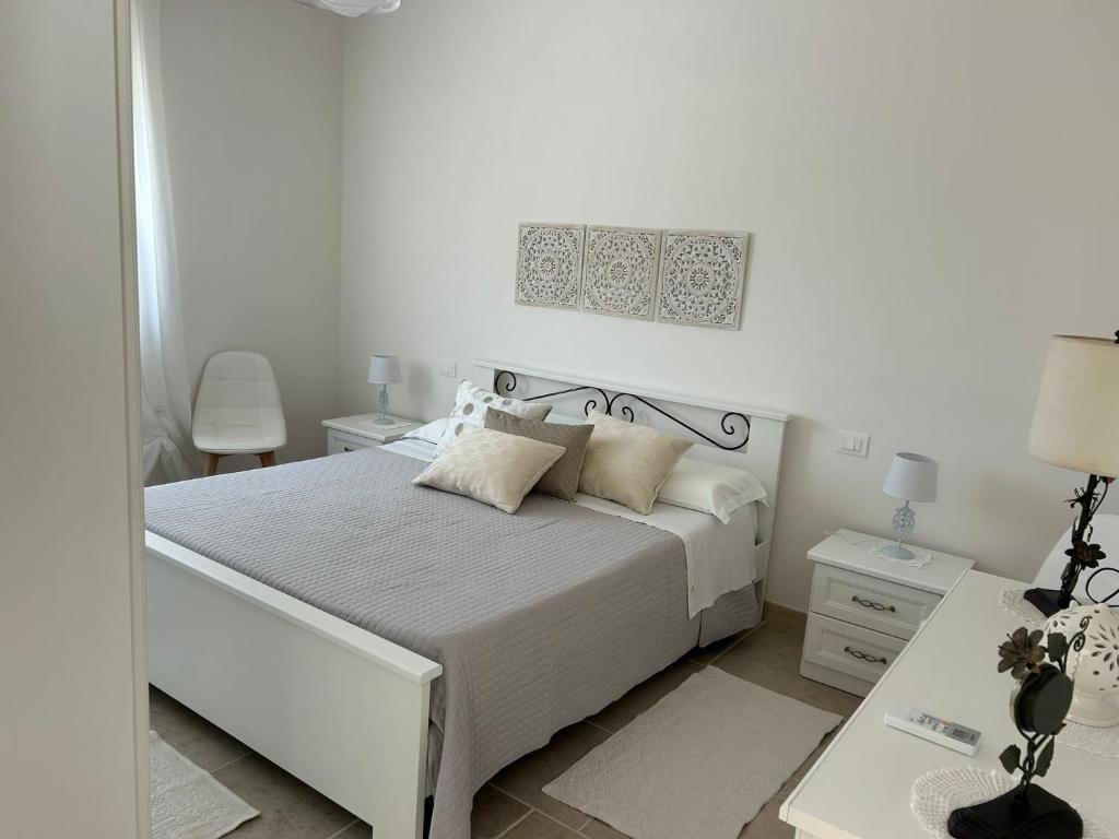 - une chambre blanche avec un lit et deux tables dans l'établissement Lamia Itria, à Martina Franca 33 autres photos
