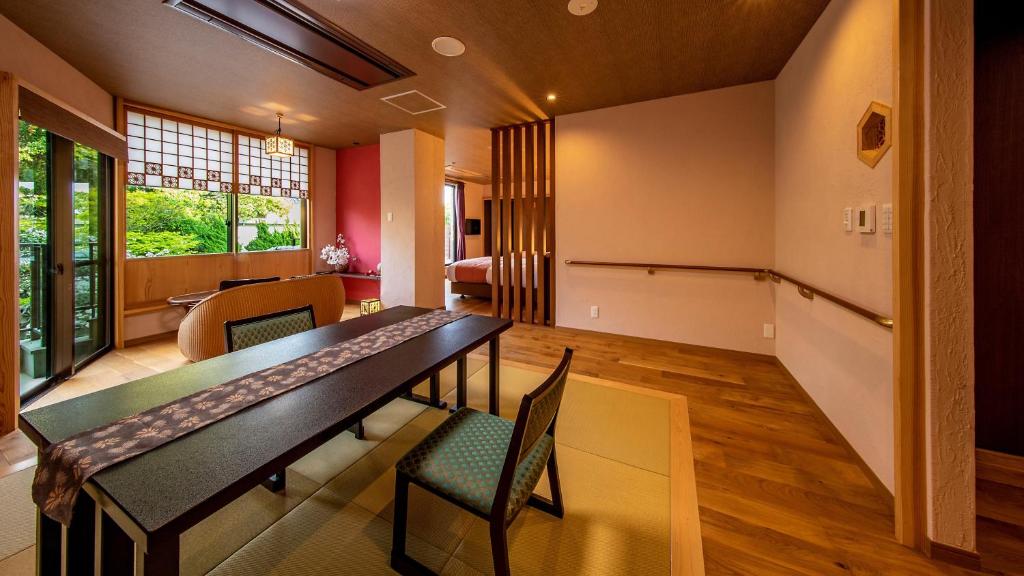 un salon avec une table et des chaises de salle à manger dans l'établissement Yanagawa Hakuryuso, à Yanagawa