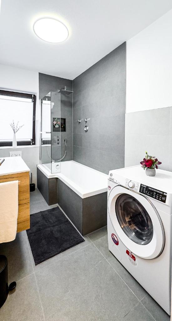 Charmantes 3-Zi-Apartment am Schlössle in Lechhausen-Garage-Balkon-Küche-Smart TV 5
