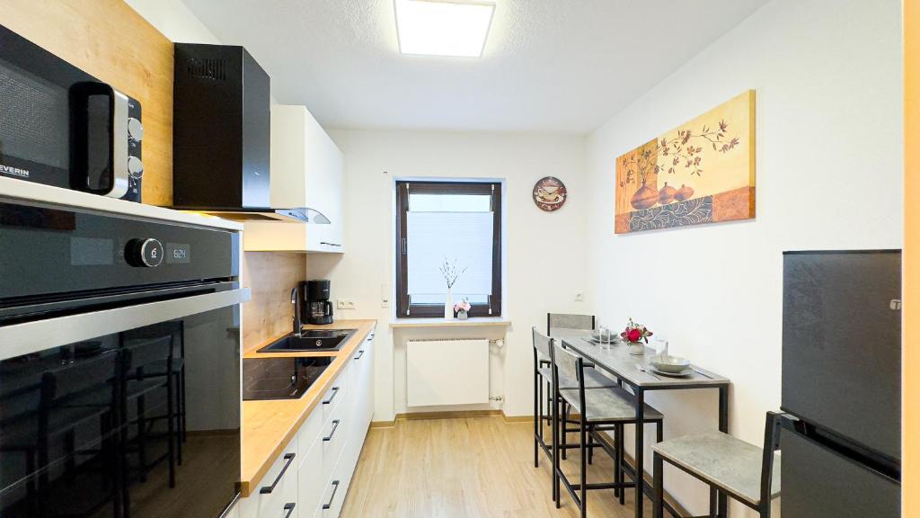 Charmantes 3-Zi-Apartment am Schlössle in Lechhausen-Garage-Balkon-Küche-Smart TV 8