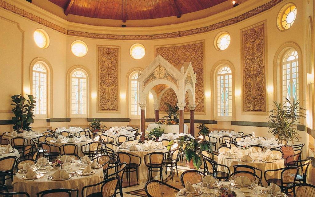une salle de banquet avec des tables et des chaises dans un bâtiment dans l'établissement Villa Irlanda Grand Hotel, à Gaète