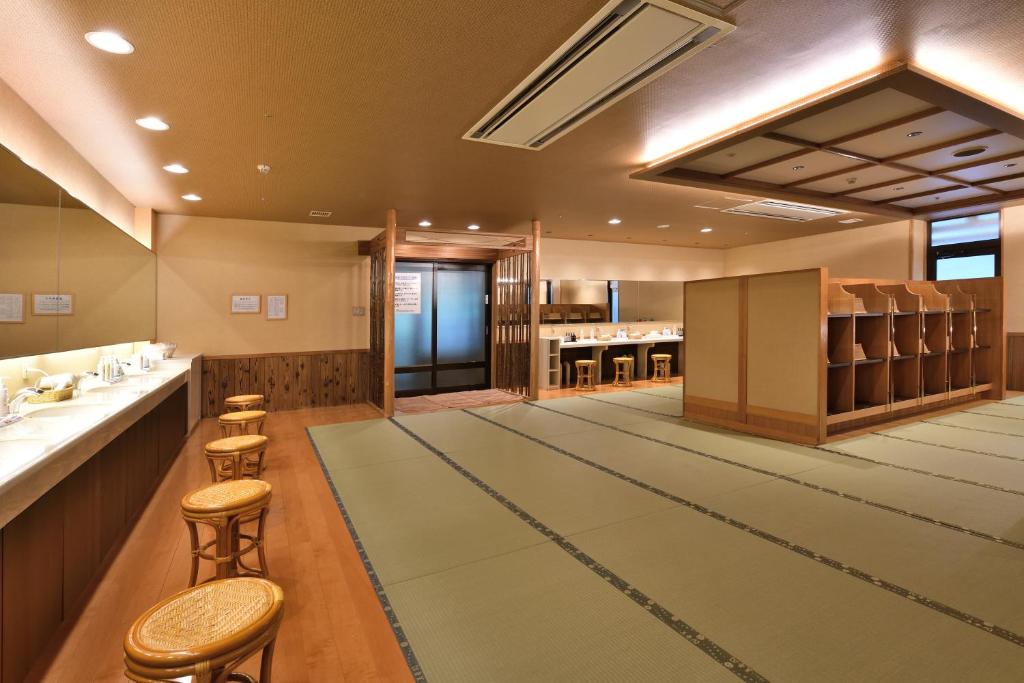 une grande salle avec un bar et une salle d'attente dans l'établissement Yunogo Bishunkaku, à Mimasaka 37 autres photos