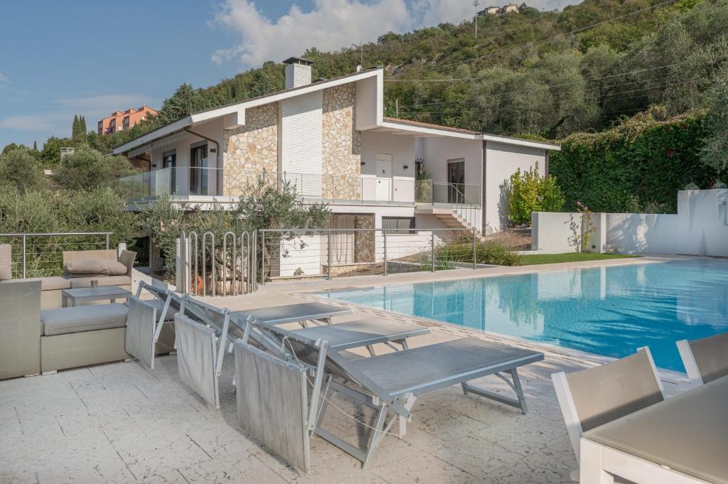 une villa avec piscine et une maison dans l'établissement VillasGarda - Villa Lorena Carbona, à Torri del Benaco