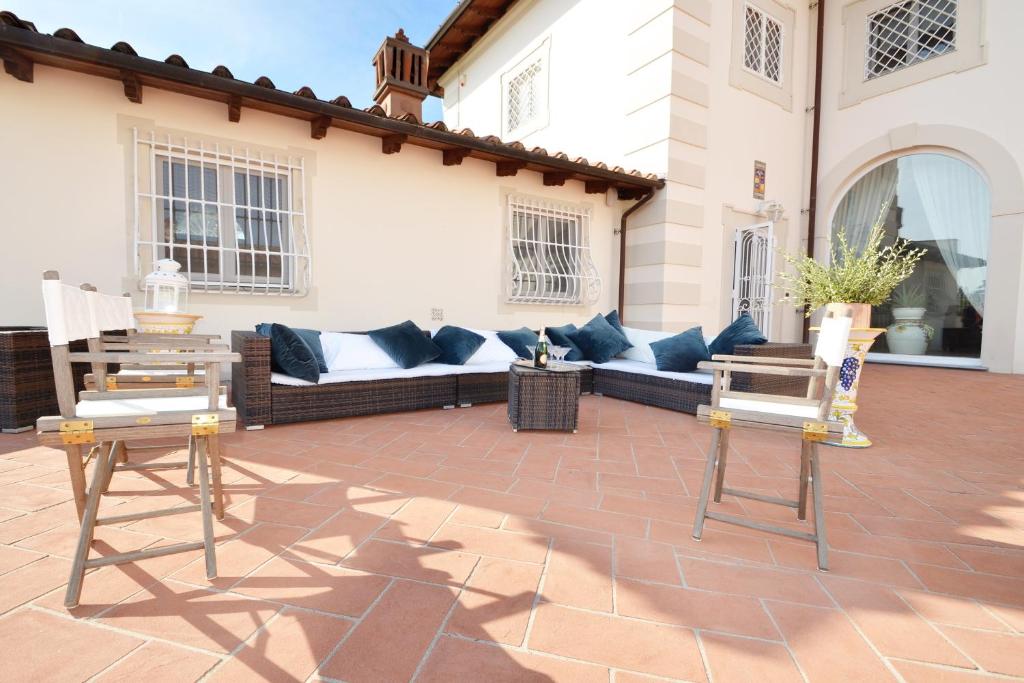 d'une terrasse avec 2 chaises et un canapé. dans l'établissement Villa Yvonne by MMega, à Signa